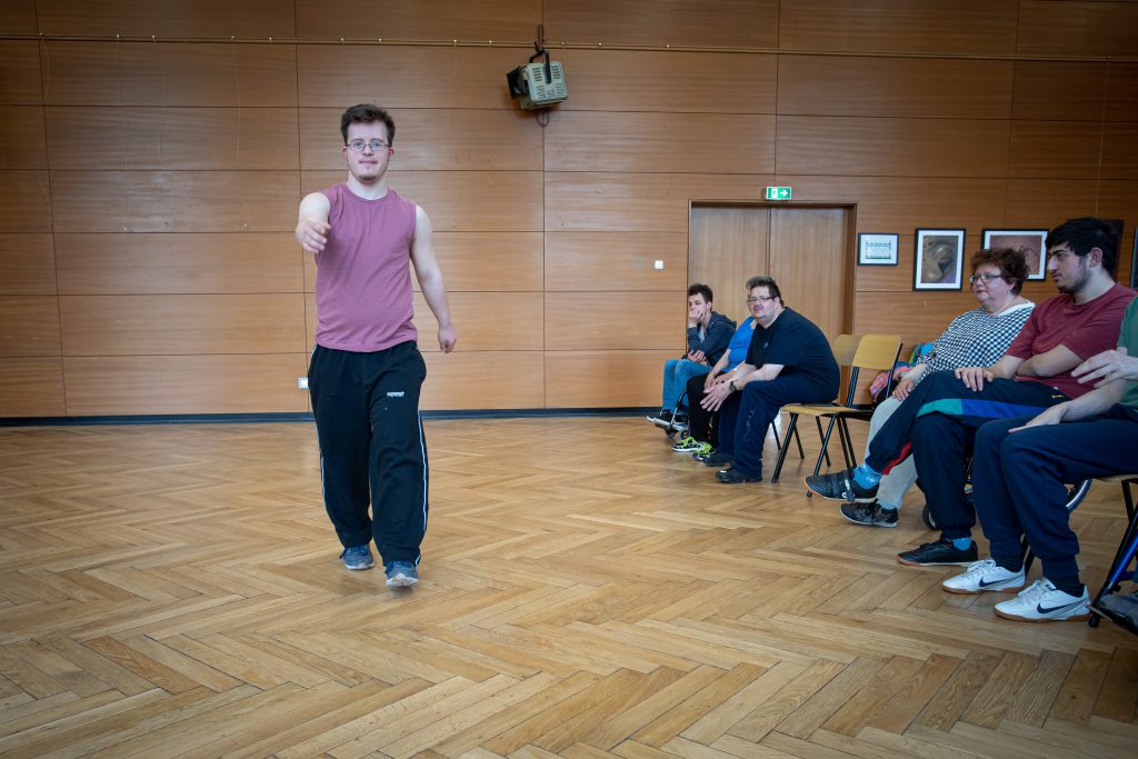 Ein Tänzer marschiert vor den anderen entlang